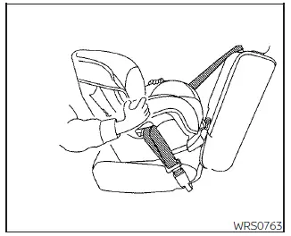 Nissan Pathfinder - Installation d'un ensemble de retenue d'enfant orienté vers l'arrière à l'aide des ceintures de sécurité