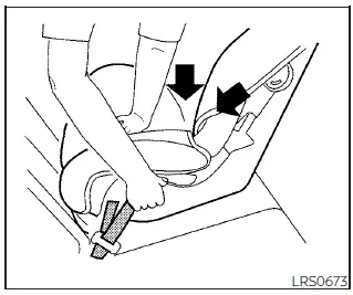 Nissan Pathfinder - Installation d'un ensemble de retenue d'enfant orienté vers l'arrière au moyen du système LATCH