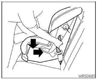 Nissan Pathfinder - Installation d'un ensemble de retenue d'enfant orienté vers l'avant à l'aide des ceintures de sécurité
