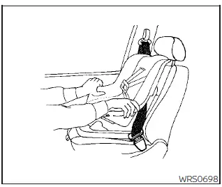 Nissan Pathfinder - Installation d'un ensemble de retenue d'enfant orienté vers l'avant à l'aide des ceintures de sécurité